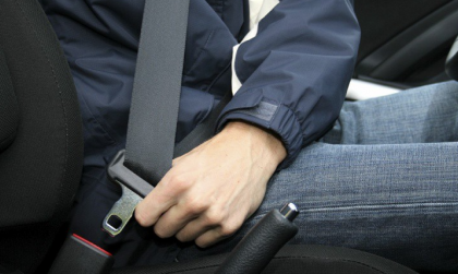 Mức phạt ô tô: Người ngồi trên xe không thắt dây an toàn khi xe đang chạy